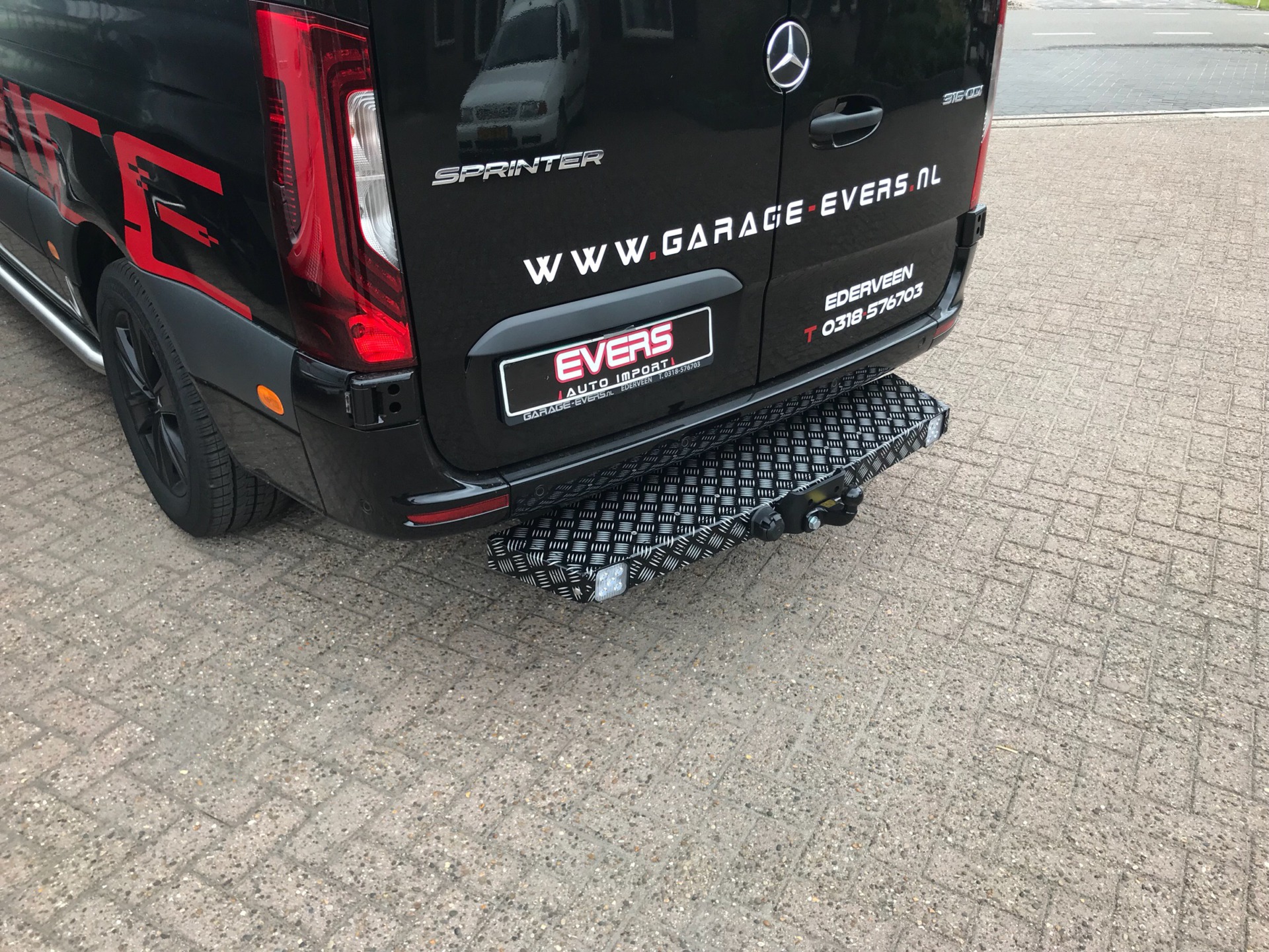 Mercedes Sprinter treeplank zwart met trekhaak en verlichting