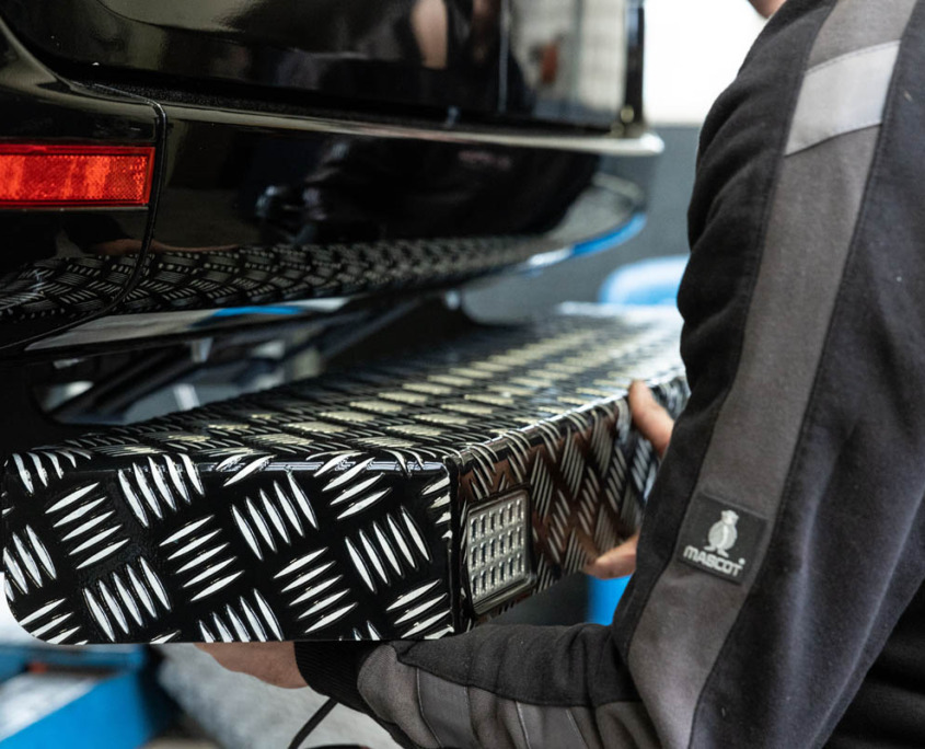 Treeplank voor bedrijfsbus door Garage Evers in Ederveen