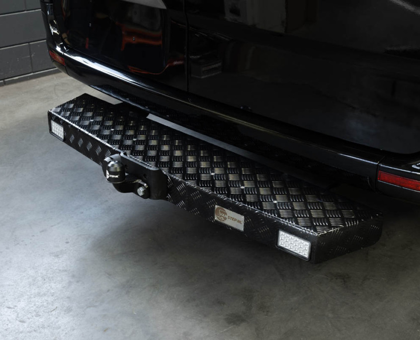 Treeplank voor bedrijfsbus door Garage Evers in Ederveen